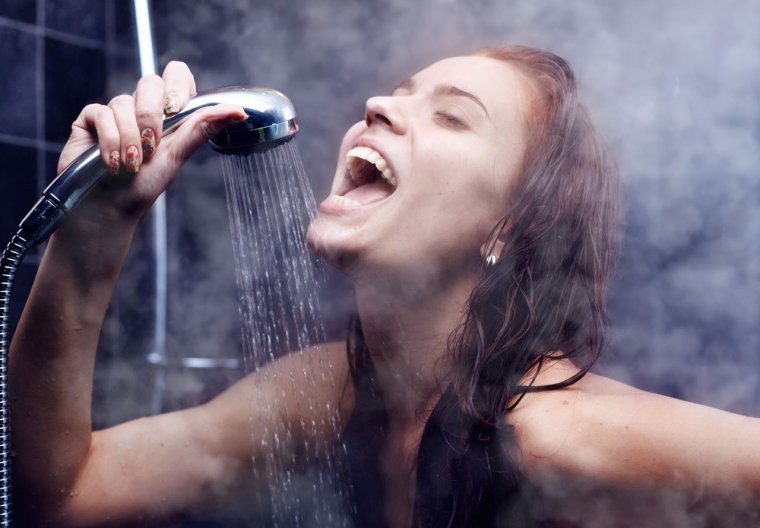 Женщина поет в душе