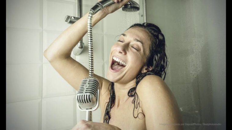 Женщина поет в душе