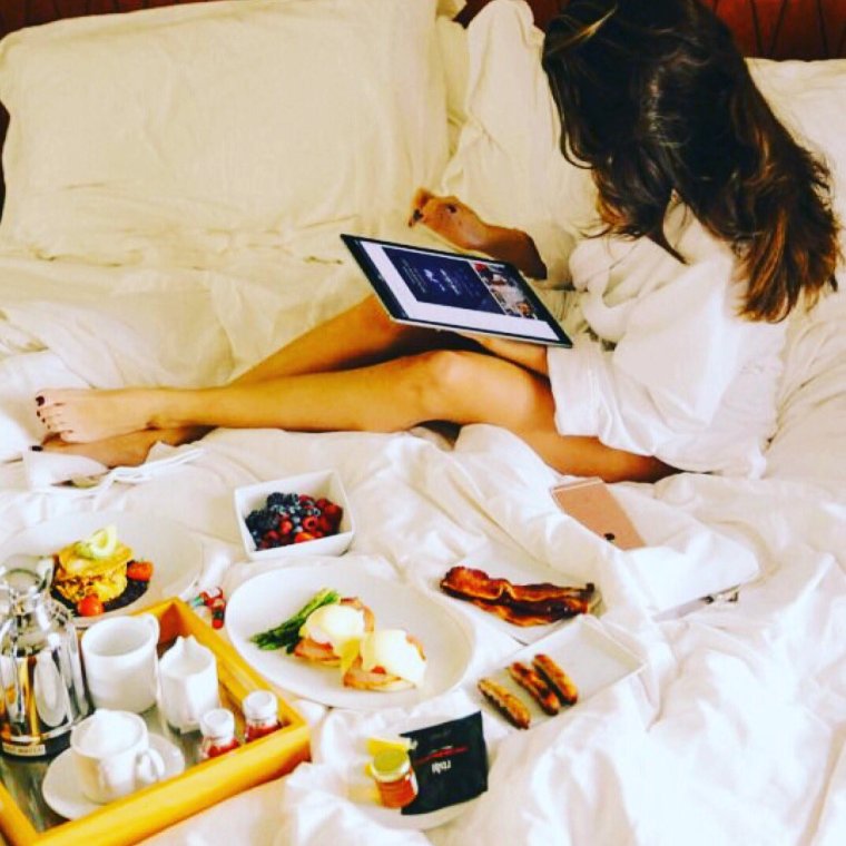 Завтрак в постель девушке