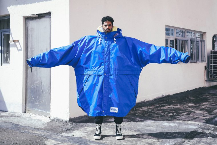 Негр в куртке оверсайз