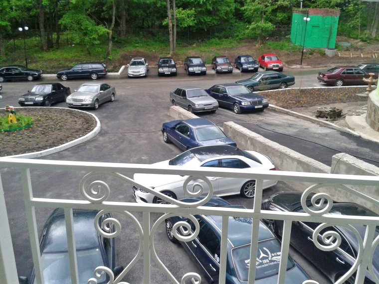 Подперли машину на парковке