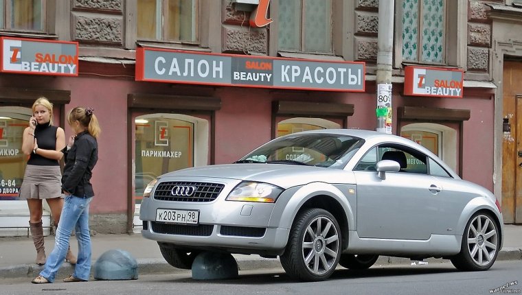 Стоянка возле салона красоты