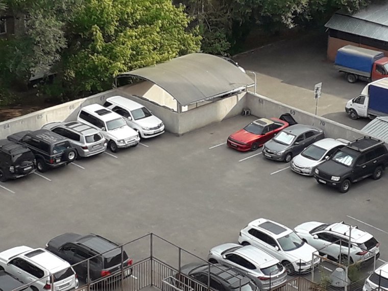 Парковка возле салона красоты