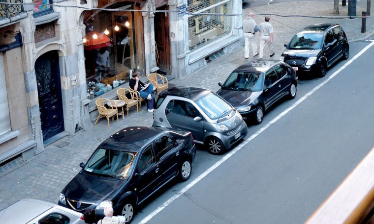 Подперли машину на парковке