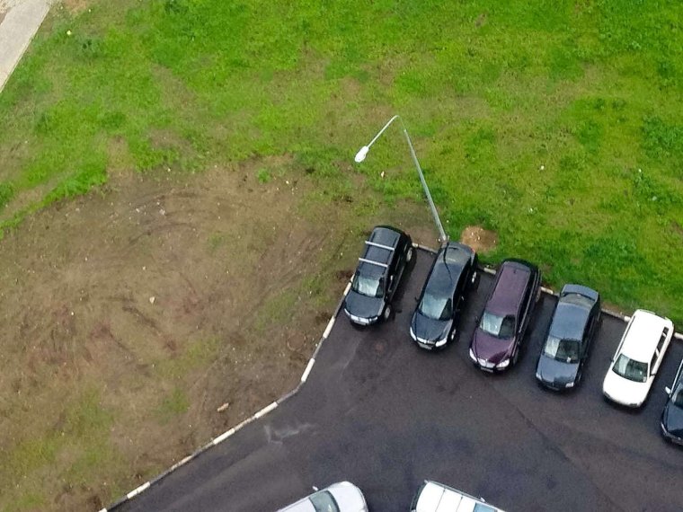 Припаркованные машины во дворе