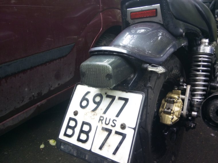 Номерной знак сбоку у мото Урал