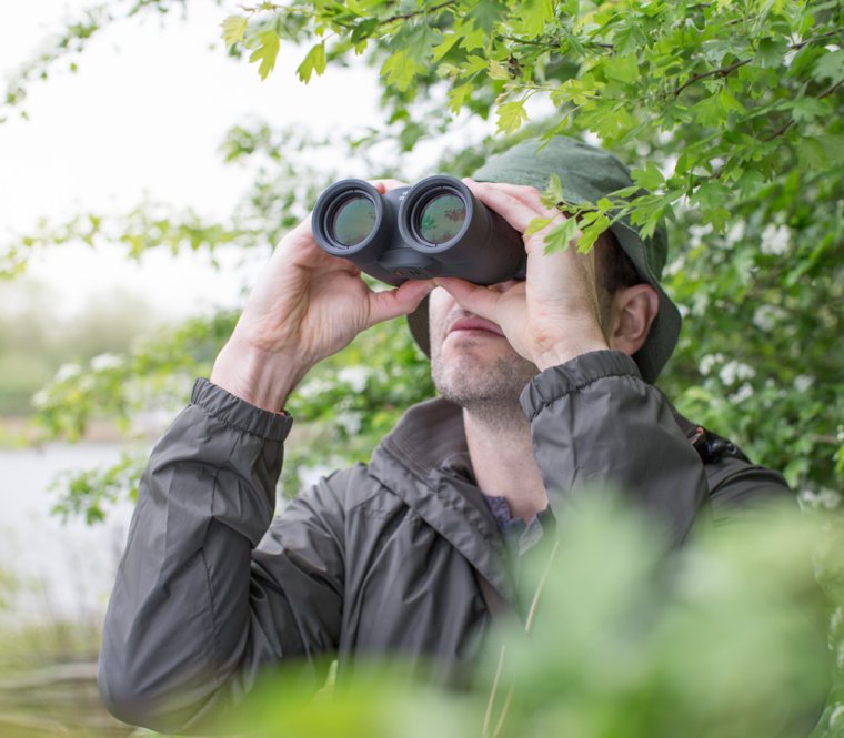 Человек с биноклем