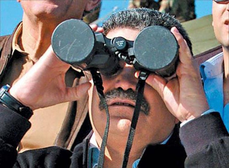 Мем с биноклем