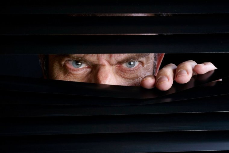 Человек выглядывает