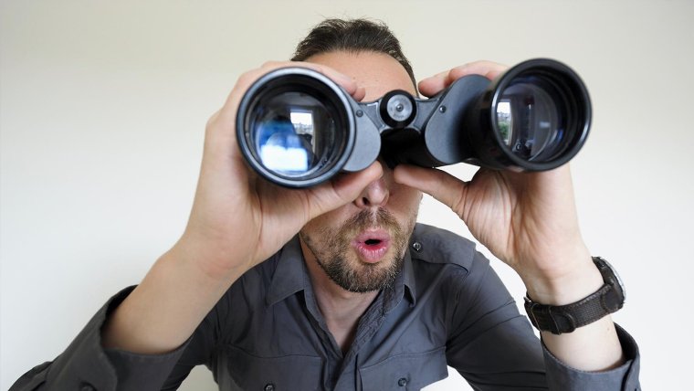 Мужик с биноклем