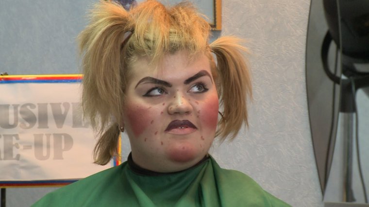 Женщина после парикмахерской