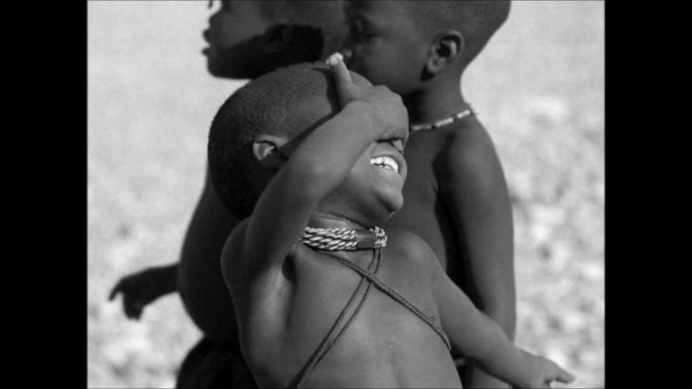 Негритенок смеется