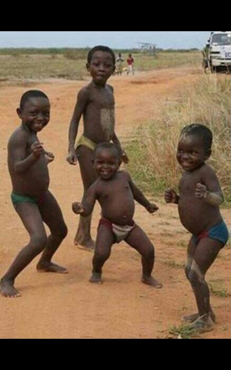 Веселые негритята танцуют и поют со слоненком