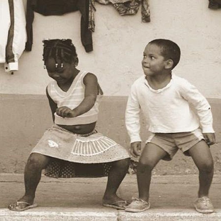 Маленький чернокожий мальчик