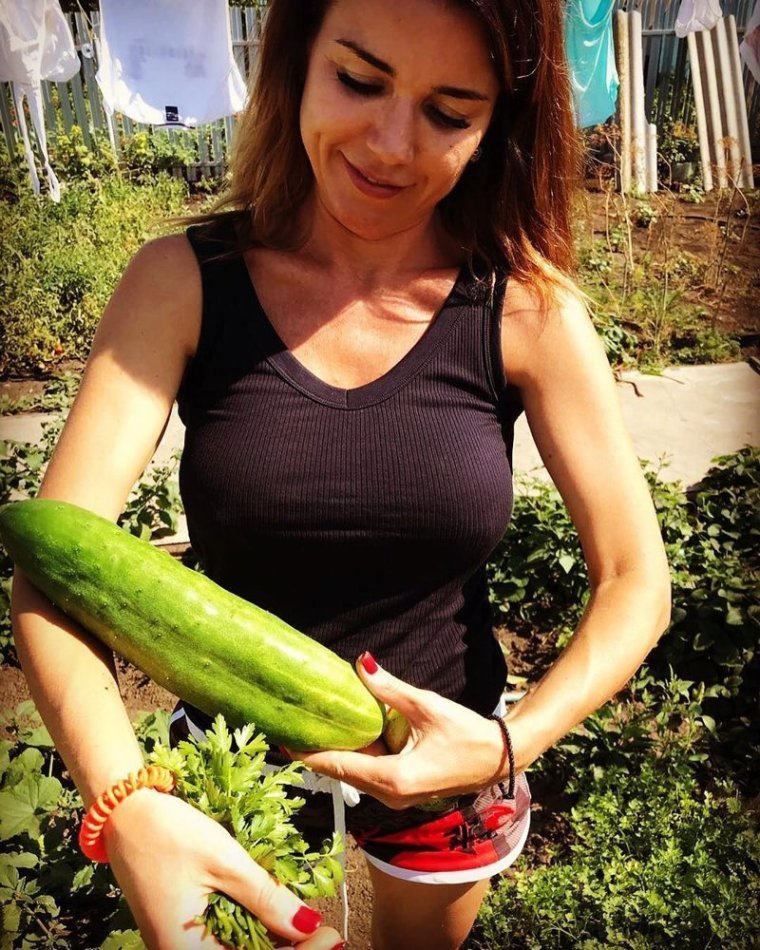 Женщина с огурцом