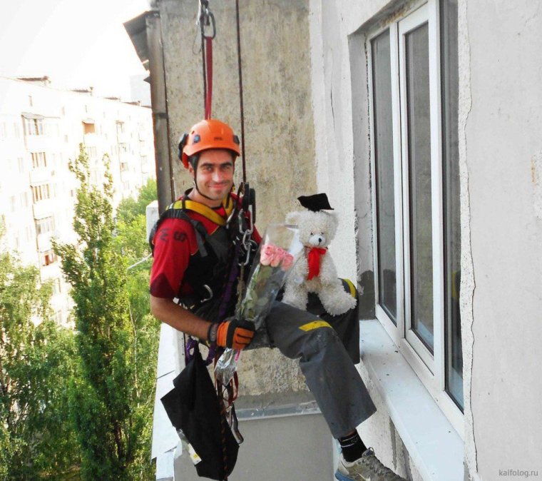 Смешной промышленный альпинист