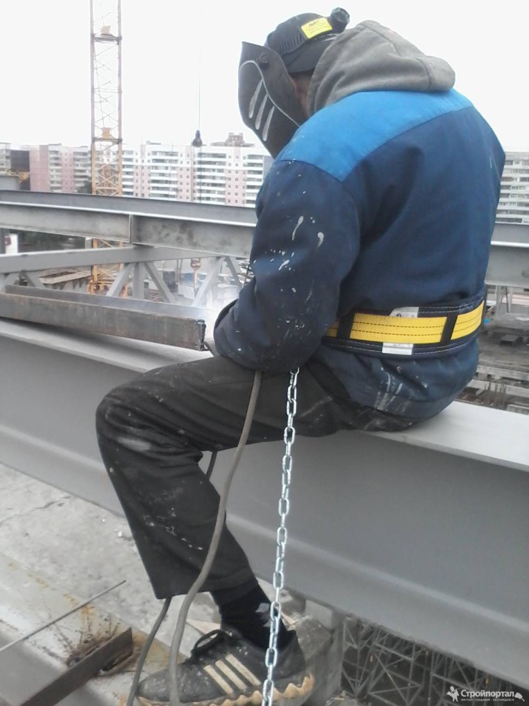 Сварщик на стройке