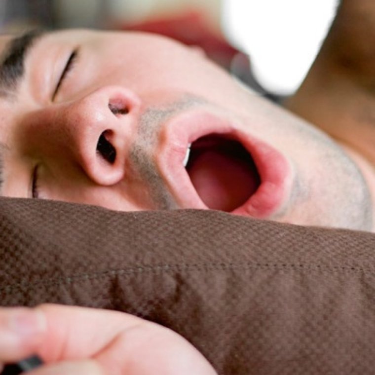 Спит с открытым ртом