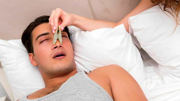 Храпит с прищепкой