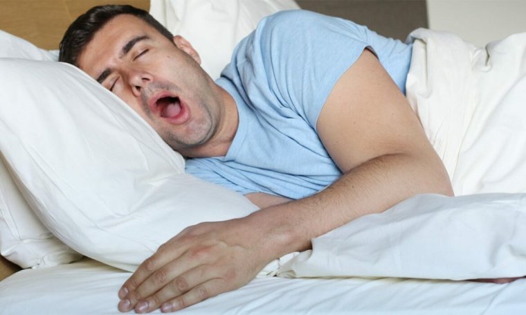 Храпит во сне