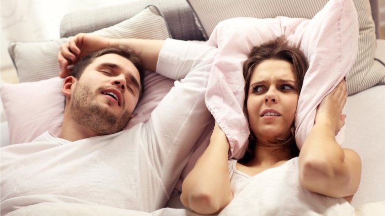 Девушка храпит