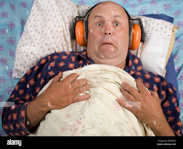 Женщина храпит