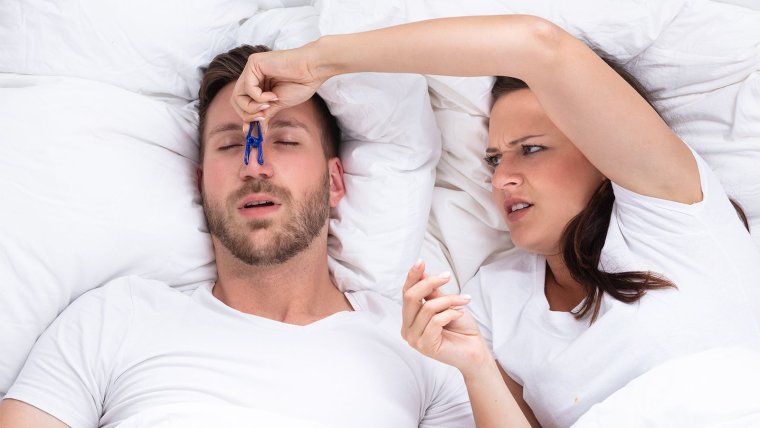 Мужик храпит