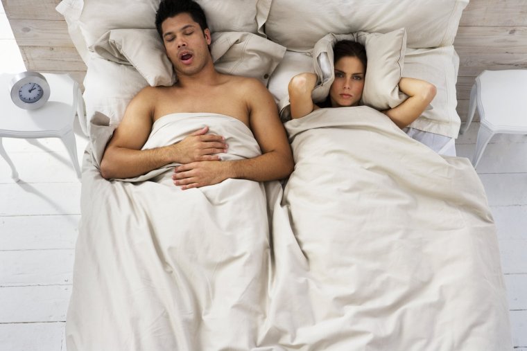 Веселый мужчина в постели