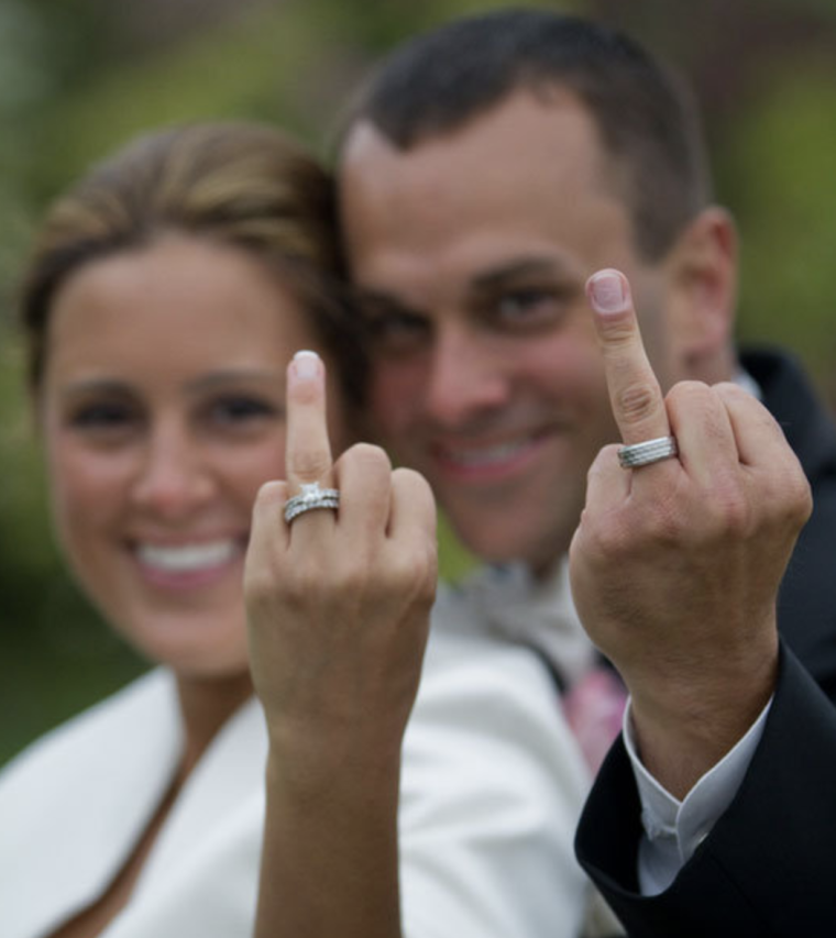 Средний палец с обручальным кольцом