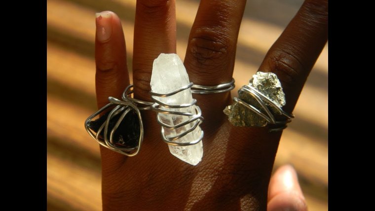 Кольцо из проволоки с камнем