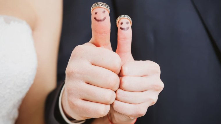 Пальцы жених и невеста