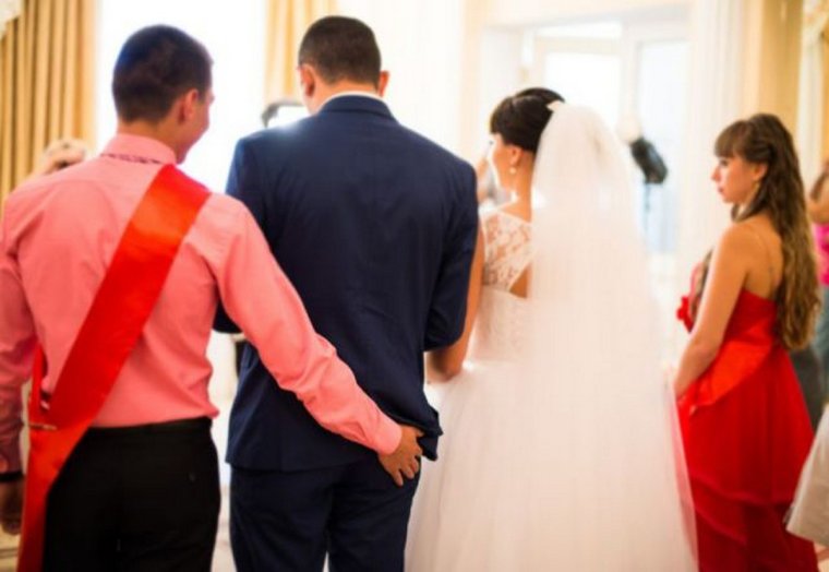 Свидетельница на свадьбе прикол