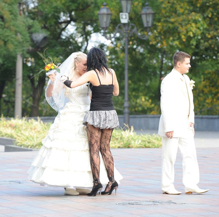 Свидетельница на свадьбе прикол