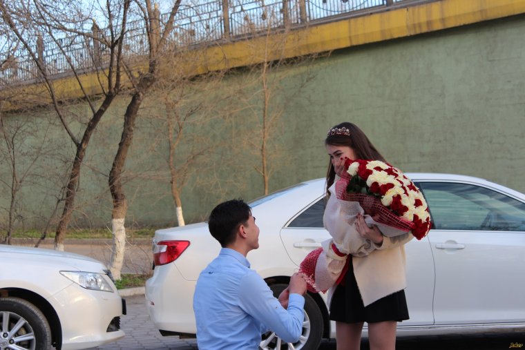 Предложение руки и сердца в машине