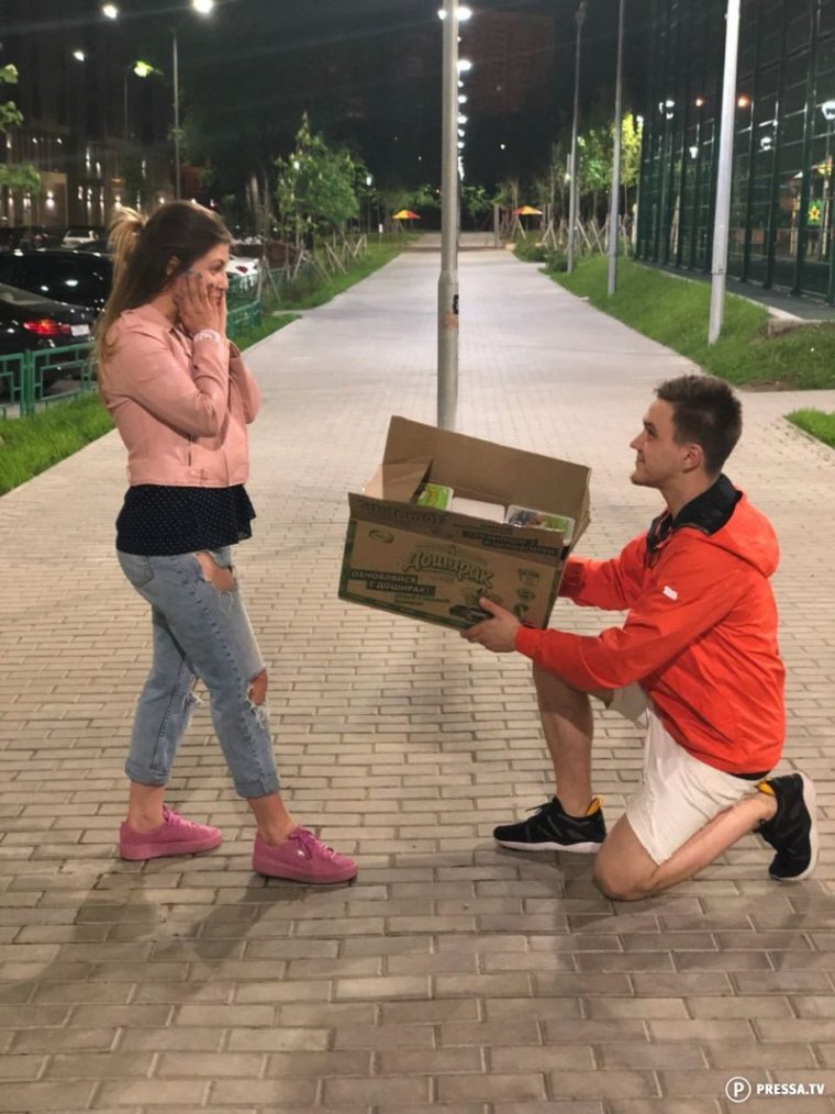 Делает предложение прикол