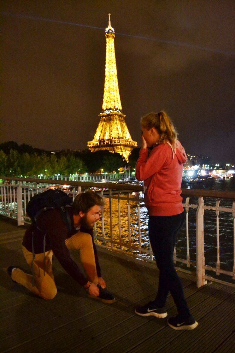 Девушка в Париже смешное