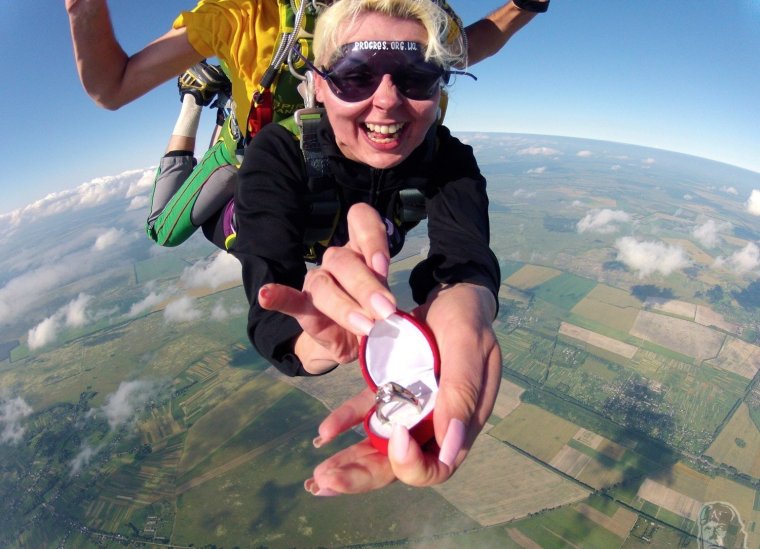 Прыжок с парашютом девушка