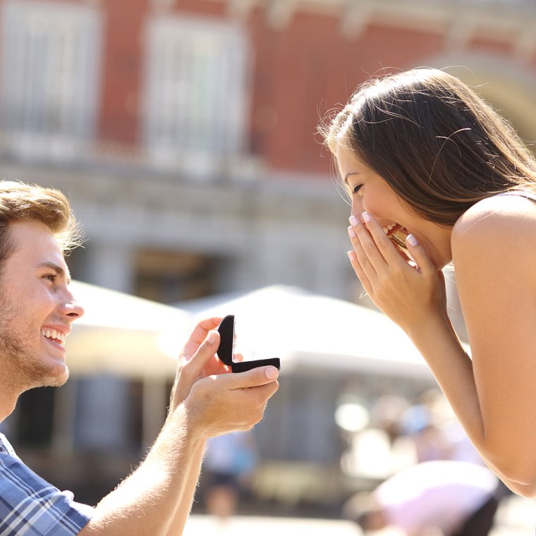 Дарит кольцо