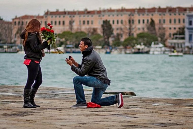 Мужчина делает предложение