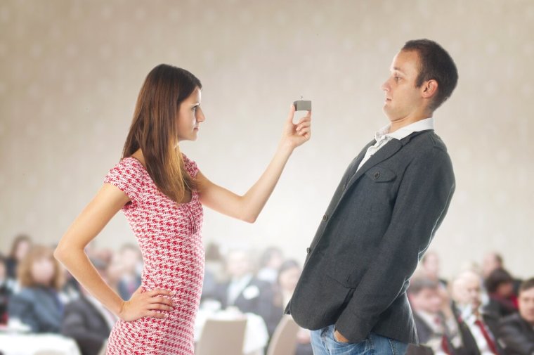 Мужчина делает предложение женщине