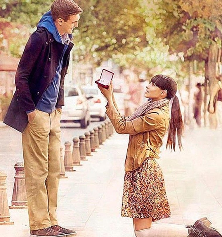 Мужчина делает предложение женщине