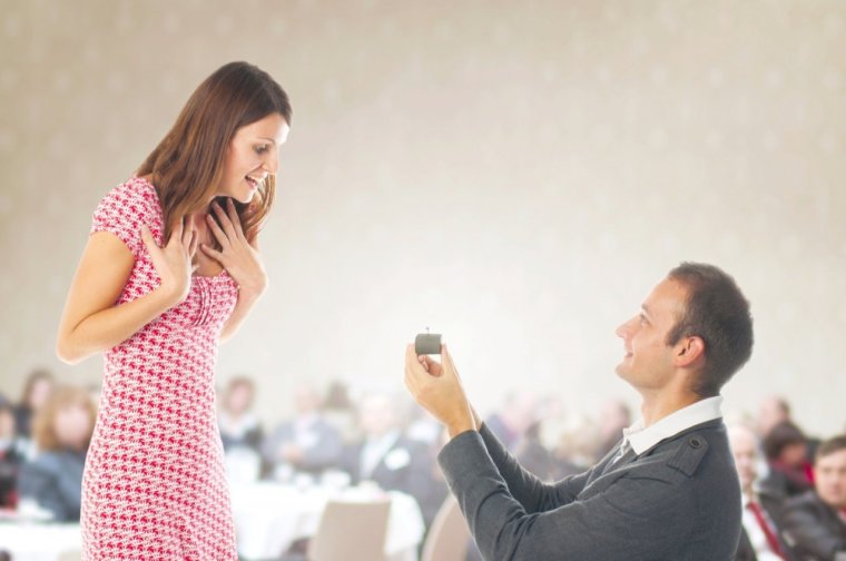 Парень дарит девушке кольцо