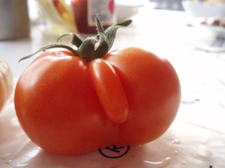 Прикольный помидор