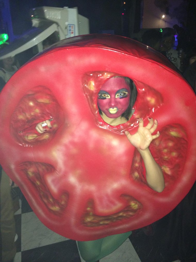 Кривой помидор смешной