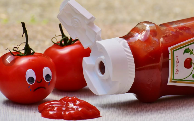 Кетчуп в пластиковой упаковке