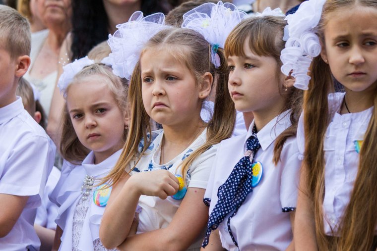 Первоклассница плачет