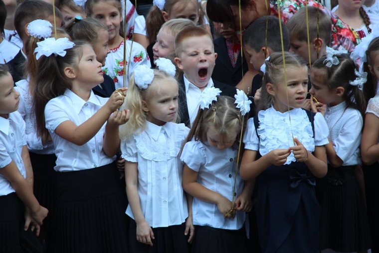 Девочки на школьной линейке