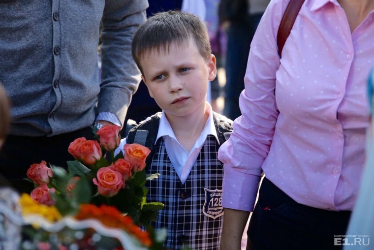 Первоклассник плачет