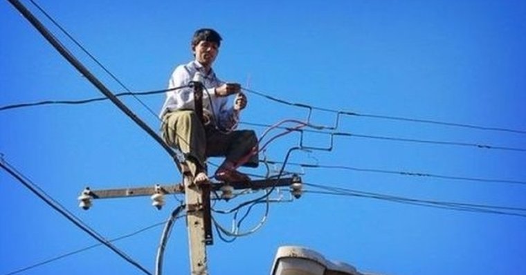 Кот электромонтер