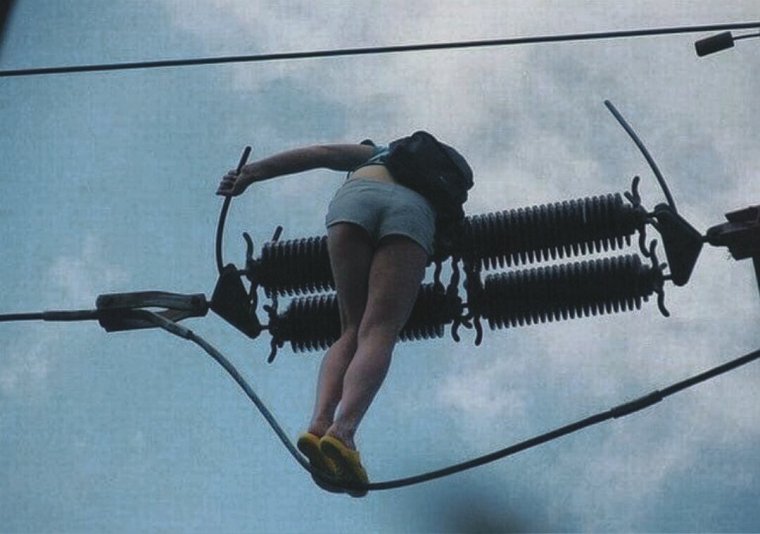 Девушка высоковольтные линии